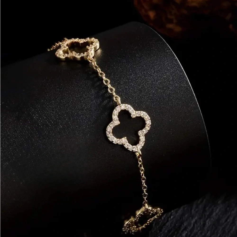 Elegant Gold and Silver Flower Bracelet new in a box gold plated - Picture 1 of 15